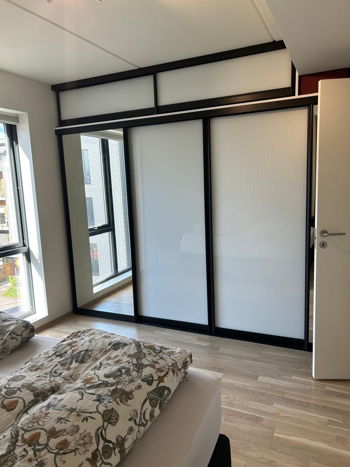 Hovedsoverom med integrert garderobeskap